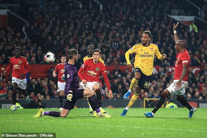  Aubameyang gỡ hòa 1-1 cho Arsenal sau khi đánh bại thủ thành De Gea trong pha đối mặt. Ảnh: Dailymail