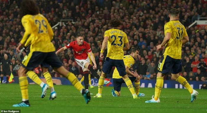  McTominay mở tỷ số cho đội chủ nhà với cú sút từ ngoài vòng cấm. Ảnh: Dailymail