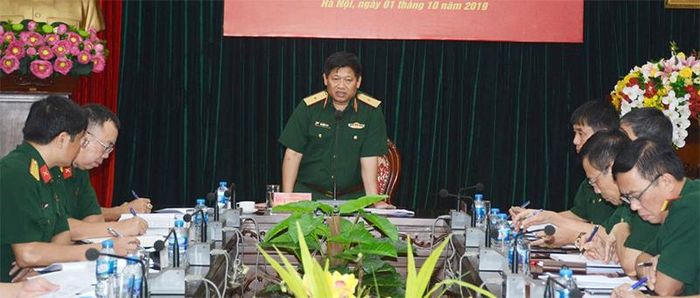 Thiếu tướng Lê Xuân Sang, Phó cục trưởng Cục Tuyên huấn, Tổng cục Chính trị phát biểu tại hội nghị.