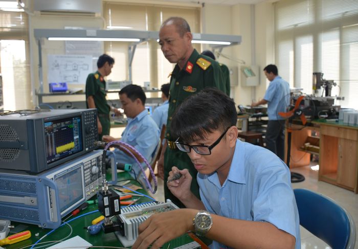 Các kỹ sư của Nhà máy Z755 tại nơi làm việc. Ảnh: PHAN TÙNG SƠN