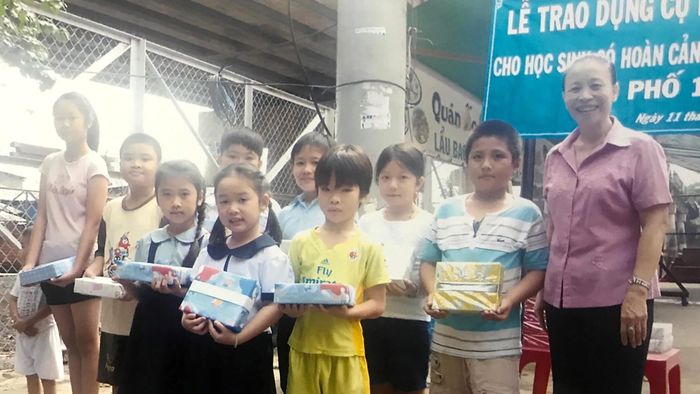 Dì Năm trao quà cho các em học sinh nghèo