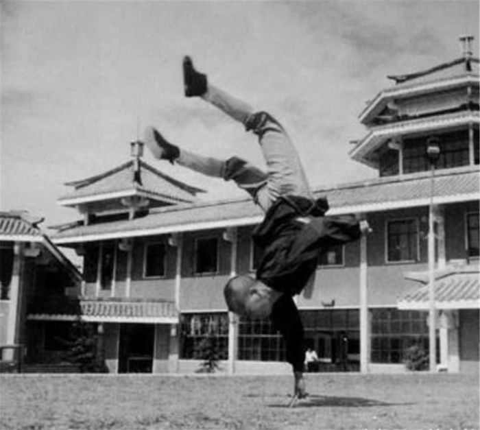 Ảnh một vị cao tăng dùng một ngón tay nâng bổng cơ thể lên, dây chính là “Nhất Chỉ Thiện” trong truyền thuyết. Ảnh: sina.com.cn. 