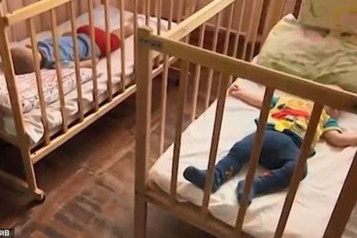 Anh em Andrey đang được nuôi dưỡng trong trại trẻ mồ côi chờ tòa xét xử cha mẹ các em. Ảnh: StB