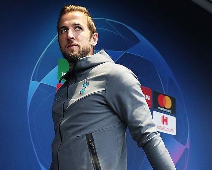 Harry Kane bước ra sân