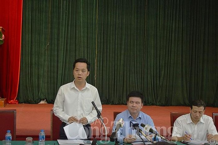 Ông Vũ Đăng Định - Chánh Văn phòng UBND TP. Hà Nội (ngoài cùng bên trái) - phát biểu tại hội nghị