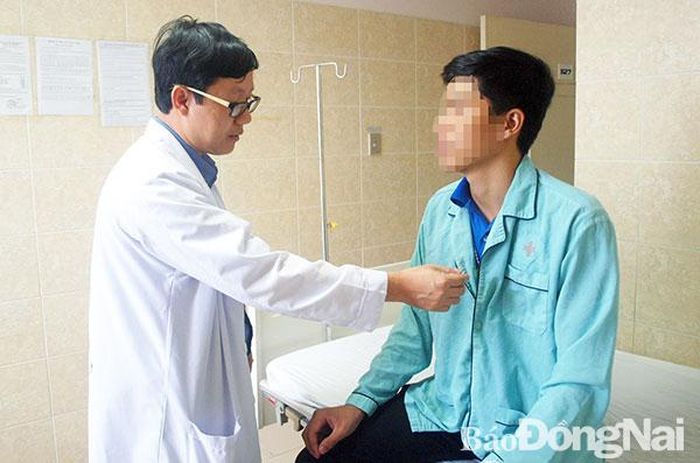Bác sĩ tái khám cho một bệnh nhân phục hồi sau cơn đột quỵ. Ảnh: K. Ngọc