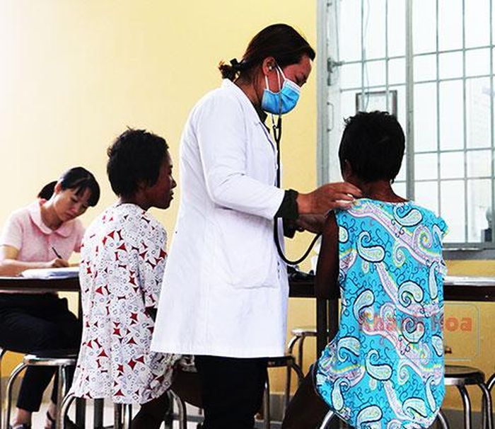  Cán bộ Trung tâm Bảo trợ xã hội tỉnh làm thủ tục tiếp nhận hai chị em sinh đôi N.T.N.L. 