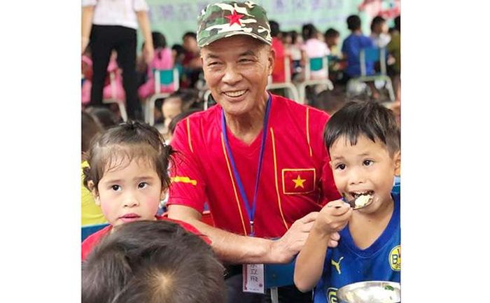 Ông Dư Lập Phi thăm các cháu Trường Mầm non Đakrông 2.