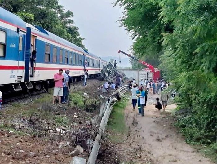 Đoàn tàu SNT2 dừng lại hiện trường sau khi xảy ra tai nạn. Ảnh: CLB đam mê đường sắt