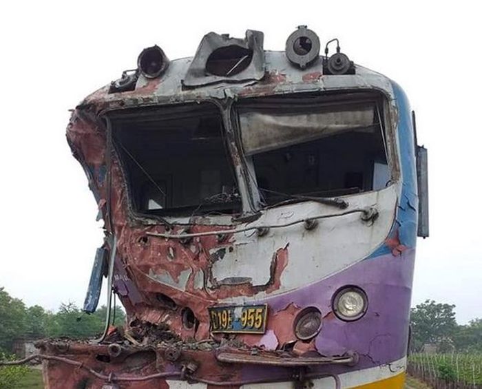 Đầu máy tàu lửa móp méo, biến dạng. Ảnh : CTV
