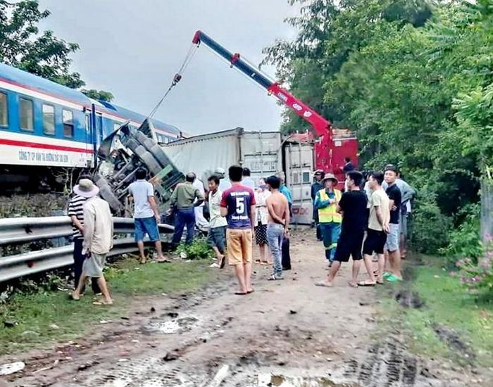 Cẩu kéo rơ-mooc xe tải và container ra khỏi hiện trường vụ tai nạn. Ảnh: CLB đam mê đường sắt