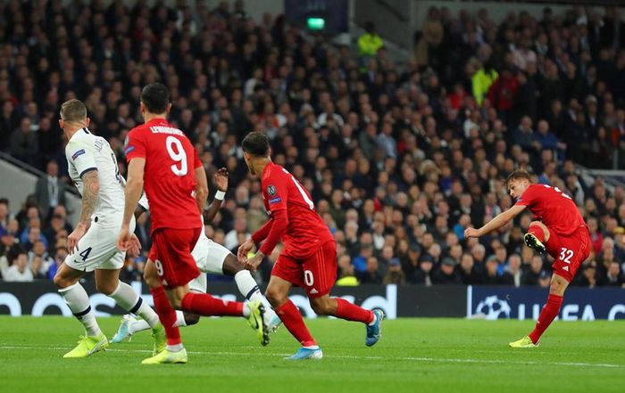  Niềm vui của CĐV đội chủ nhà không kéo dài lâu. Phút 15, Joshua Kimmich khiến sân Tottenham câm lặng với cú sút xa đẳng cấp không cho Hugo Lloris cơ hội cản phá. 