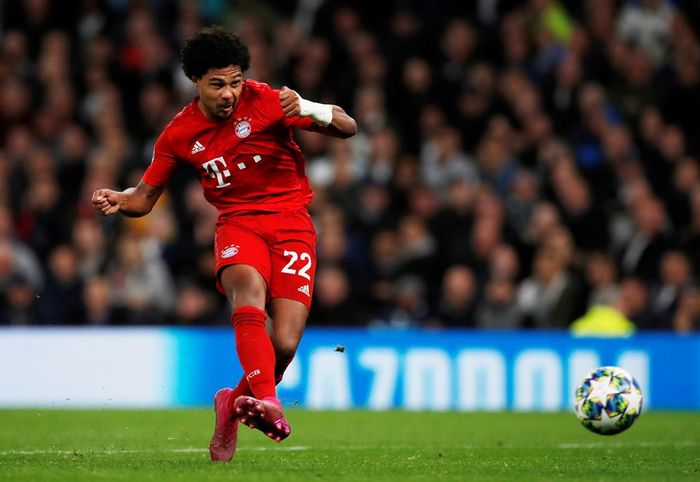  Chủ nhà dồn lên sau bàn thắng của Kane, nhưng đây cũng là lúc Bayern trừng phạt những sai lầm của hàng thủ Spurs. Phút 83, tỷ số nâng lên 5-2 cho Bayern. Với tốc độ rất tốt, Gnabry bứt tốc bỏ lại Jan Vertonghen trước khi dứt điểm gọn gàng vào góc xa trong sự bất lực của Lloris. 