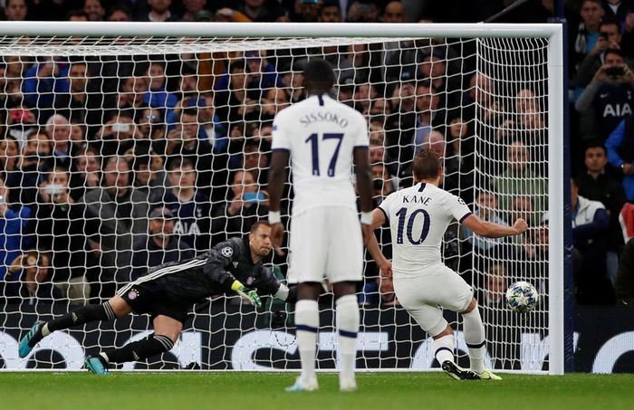  Phút 61, Kingsley Coman phạm lỗi với Danny Rose buộc trọng tài phải cho chủ nhà hưởng phạt đền. Harry Kane tận dụng mang về bàn rút ngắn tỷ số còn 2-4 cho Tottenham. 