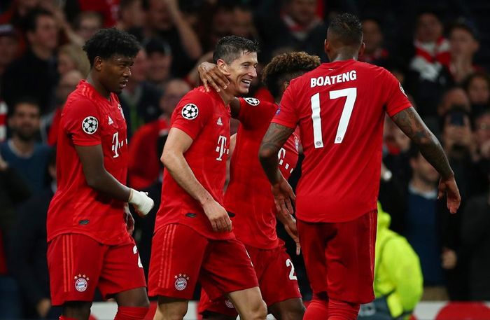  Tưởng chừng hiệp đấu đầu tiên sẽ khép lại với tỷ số hòa, Robert Lewandowski lên tiếng với bàn thắng nâng tỷ số lên 2-1 ở phút 45. 