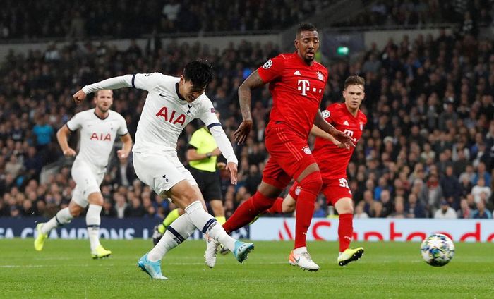  Từ đường chuyền của Moussa Sissoko, Son thoát xuống rồi tung cú dứt điểm hiểm hóc vào góc xa. Neuer chạm tay vào bóng nhưng không thể cứu thua cho Bayern. 
