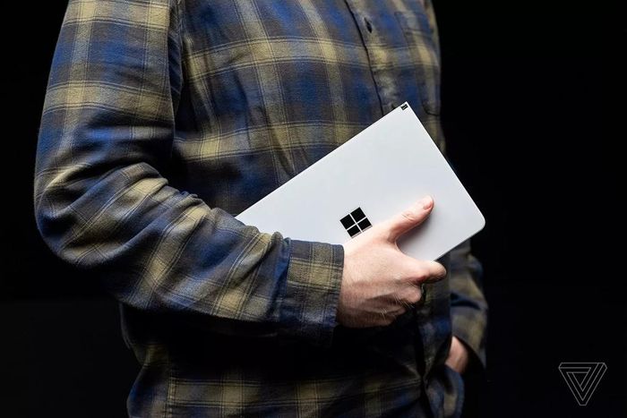 Surface Neo cũng được thiết kế để có thể gập 360 độ. Người dùng có thể sử dụng máy theo nhiều tư thế khác nhau như laptop hay máy tính bảng tùy theo nhu cầu.
