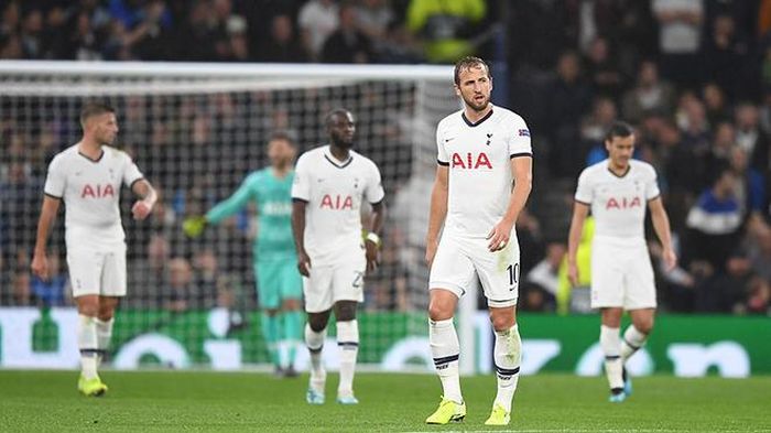 Cầu thủ Tottenham rời sân trong nỗi thất vọng ê chề