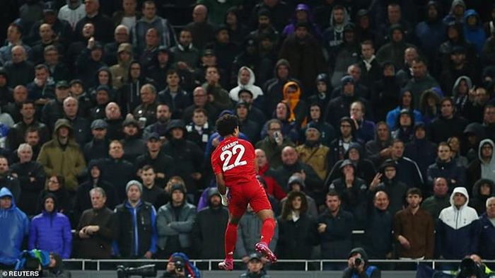 Gnabry ăn mừng hat-trick
