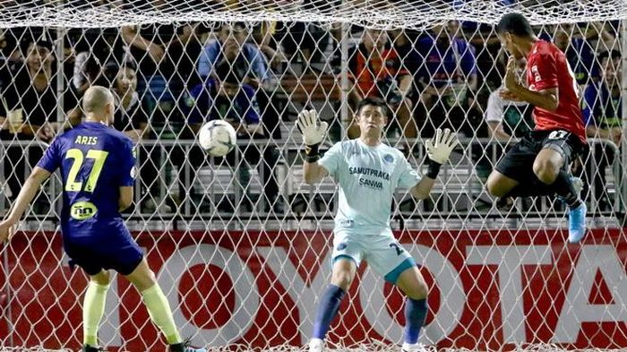 Derley (áo đỏ) đánh đầu mở tỷ số cho Muangthong United nhưng vẫn không thể giúp đội nhà giành chiến thắng.Ảnh: Siam Sport