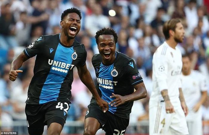 Emmanuel Dennis lập cú đúp vào lưới đội chủ nhà