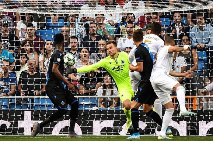 Thủ môn Simon Mignolet cản phá đợt tấn công của Real Madrid