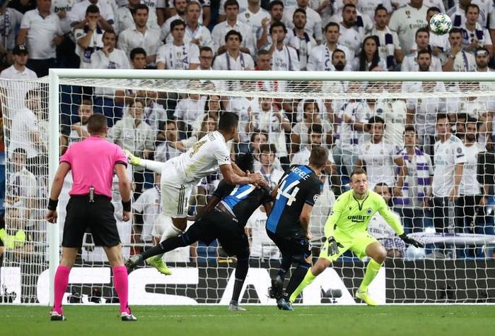 Casemiro gỡ hòa 2-2 trong thế trận hơn người
