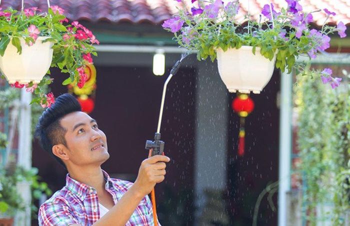 Nam ca sĩ thường tự tay chăm sóc cây cối trong vườn nhà