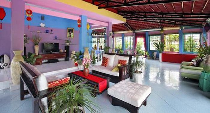 Phòng khách mang âm hưởng không gian nhiệt đới.