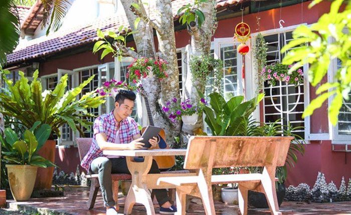 Góc làm việc yêu thích của ca sĩ Phi Hùng.