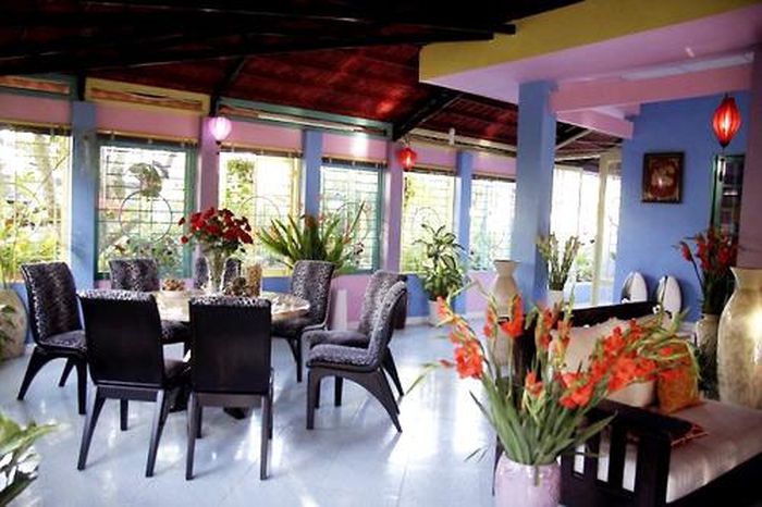 Sau khi mua nhà, nam ca sĩ đã bài trí lại. Mỗi năm nam ca sĩ lại sơn lại căn nhà một lần.