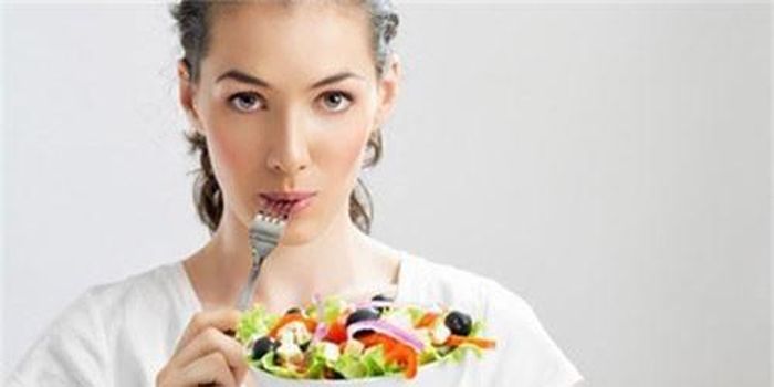 5. Người nếm thức ăn: Đây là cách phổ biến mà các vị hoàng đế dùng để tránh bị hạ độc. Những người nếm thức ăn này phải thử ăn hoặc uống những thức ăn được dâng lên vua. Nếu người nếm thức ăn ốm hay chết, thì thức ăn bị cho là nhiễm độc. 