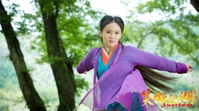 Tạo hình Nhậm Doanh Doanh của Viên San San lòe loẹt thua xa khí chất “Thánh cô” mà Hứa Tịnh đã từng thể hiện trước đó.