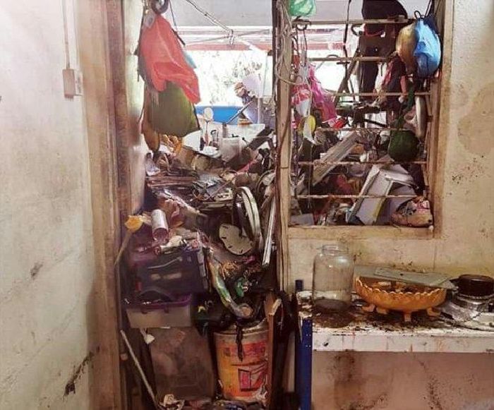 Hang Dhanim cho biết, anh và người bạn của mình không biết bắt đầu từ đâu để dọn dẹp hết mớ hỗn độn chất thành núi trong nhà.