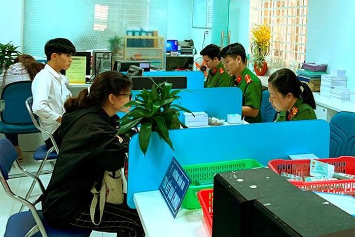 Khu vực cấp đổi chứng minh nhân dân tại Bộ phận 1 cửa. Ảnh:N.Liên