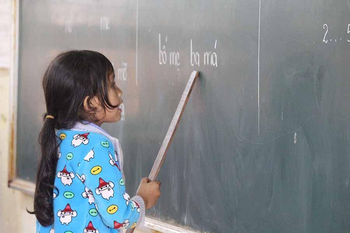Giờ học tiếng Việt của học sinh Trường Tiểu học Lê Hồng Phong (thị trấn Nhơn Hòa). Ảnh: N.T