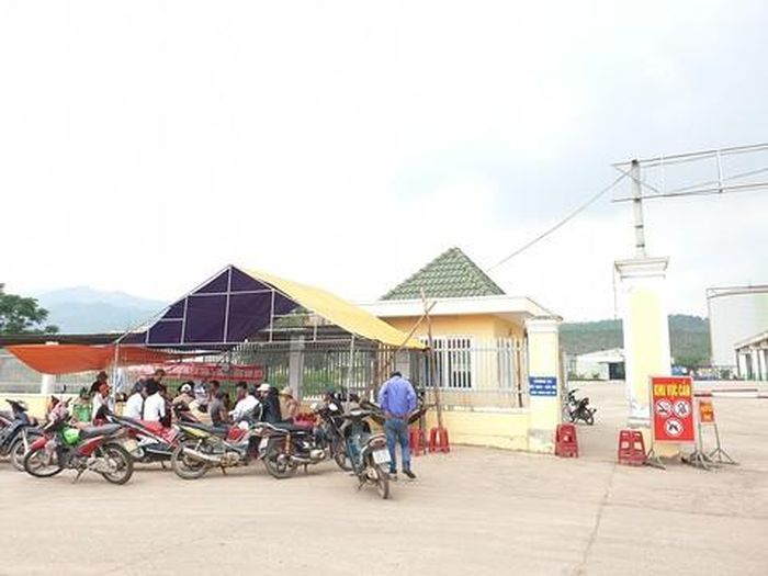 Người dân vẫn tụ tập trước cổng nhà máy cồn