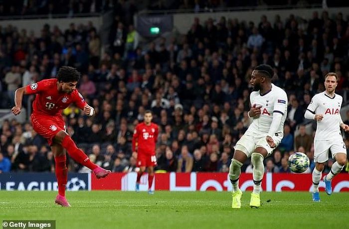  Tottenham (áo trắng) thất bại bẽ bàng. 