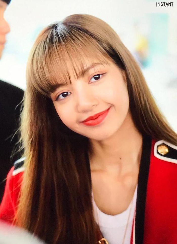 Trong ngày 1-2/10, Lisa (Black Pink) liên tục xuất hiện tại sân bay quốc tế Incheon (Hàn Quốc) và thu hút được sự quan tâm lớn của truyền thông cũng như khán giả. Ngày 1/10, nữ thần tượng trở về Hàn Quốc sau khi tham dự show diễn của nhà mốt Celine ở Paris (Pháp). Sau chuyến bay dài, Lisa đã để lộ dấu hiệu mệt mỏi nhưng cô vẫn luôn tươi cười chào hỏi người hâm mộ cũng như phóng viên có mặt tại sân bay. 