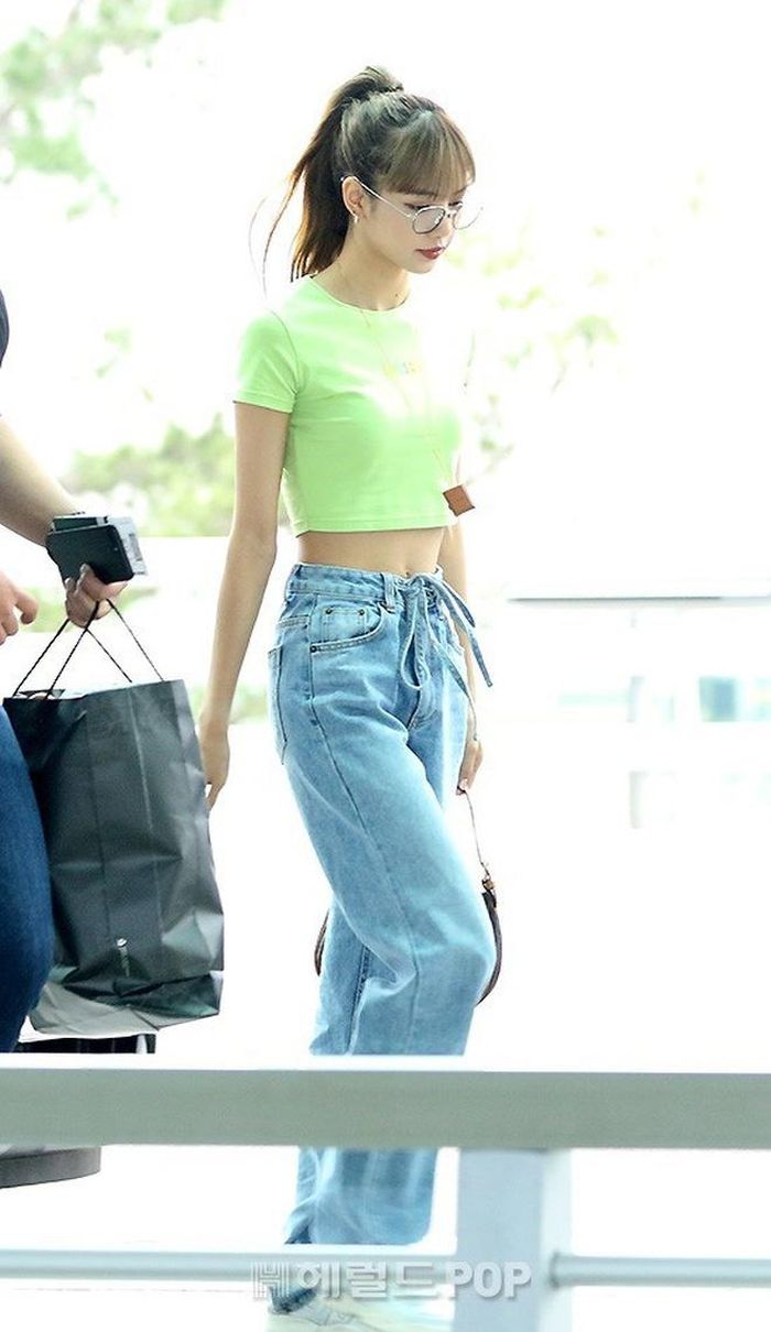Cô gái 22 tuổi vẫn lựa chọn công thức phối đồ quen thuộc: kết hợp áo crop top với quần jeans ống rộng. Hai mẫu trang phục này giúp Lisa khoe được tối đa lợi thế hình thể là vòng eo nhỏ nhắn và đôi chân dài. 