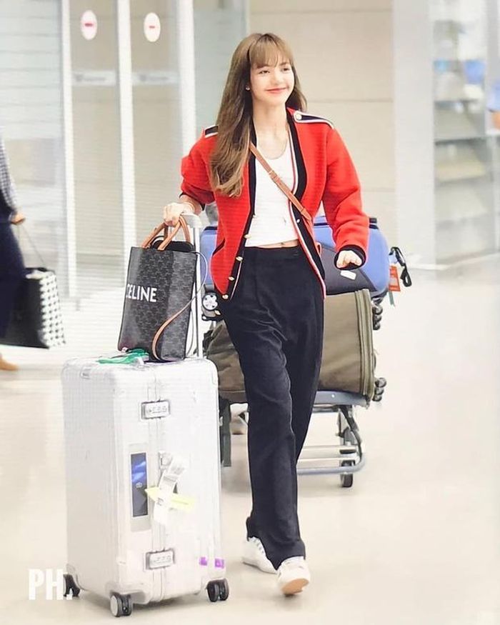 Khán giả Hàn Quốc dành nhiều lời khen ngợi cho nhan sắc thu hút của thành viên nhóm Black Pink. Đặc biệt, vóc dáng mảnh mai, vòng eo con kiến của cô khiến nhiều người ghen tị. 