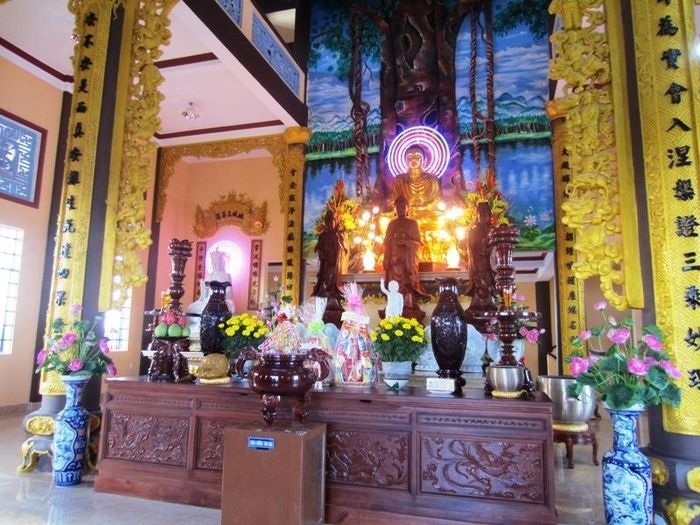 Bên trong chánh điện