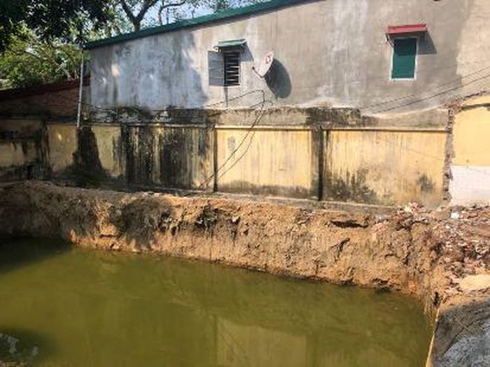  Đơn vị thi công đào các téc chứa xăng, dầu lên tạo thành hố sâu không có biển báo