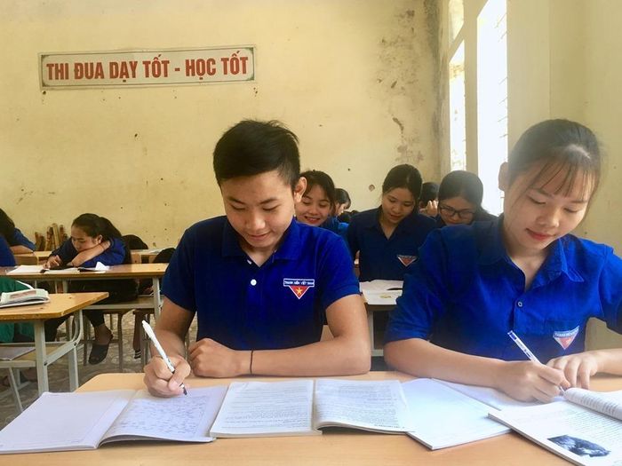 Nam sinh lớp 12 đang chuẩn bị cho kì thi quan trọng của cuộc đời