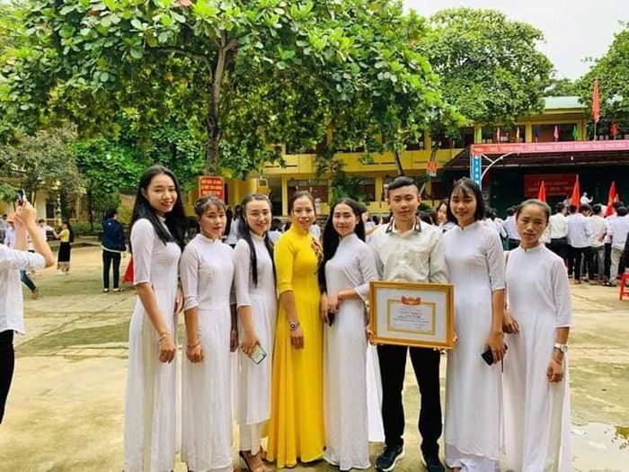 Mạnh cùng các bạn trong lễ khai giảng năm học mới.