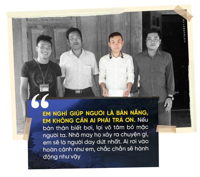 Đại diện chính quyền xã Tà Cạ đến động viên, khen thưởng Mạnh (Mạnh mặc sơ mi trắng, cổ áo màu đen)