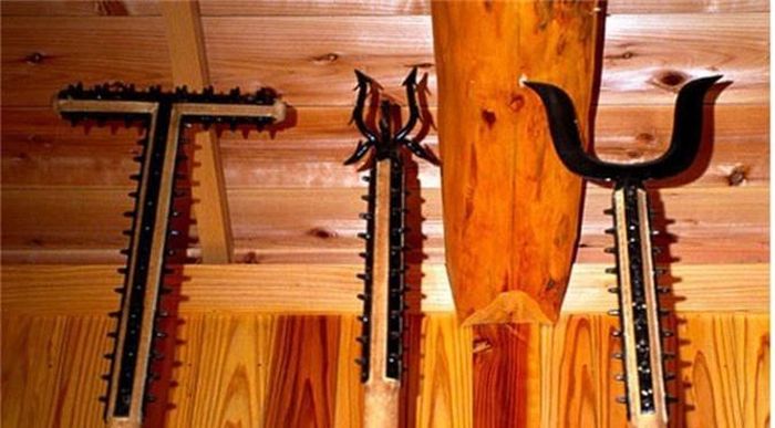 Man Catcher là một loại vũ khí được người châu Âu sử dụng vào cuối thế kỷ XVIII. Nó có các đầu nhọn ở bên trong và có thể khiến đầu một người đàn ông mắc kẹt trong đó. Vũ khí này còn được dùng để kéo những người đàn ông ra khỏi lưng ngựa. Người trung cổ thường sử dụng nó để bắt những người thuộc tầng lớp quý tộc với mục đích đòi tiền chuộc.
