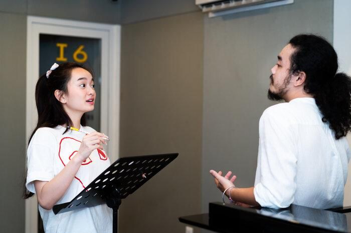 Một số hình ảnh về quá trình luyện tập thanh nhạc của Kaity Nguyễn.