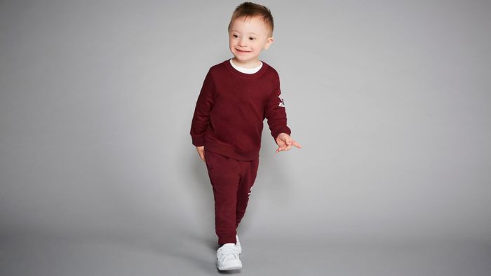 Riley không bị kỳ thị vì bệnh Down, cậu bé trở thành tấm gương truyền cảm hứng cho trẻ em vượt khó