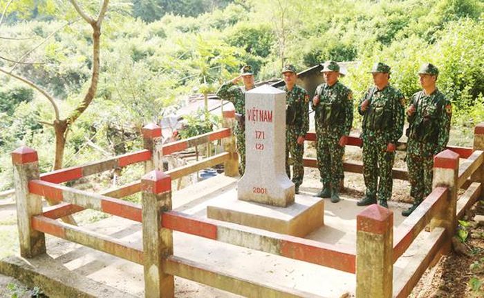 “Chào cột mốc” - nghi thức thiêng liêng của chiến sỹ biên phòng mỗi lần tuần tra biên giới và lên đến cột mốc.